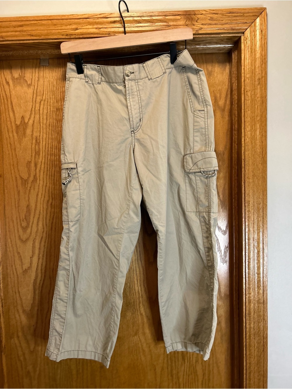 Columbia Women’s Size 8 Khaki Cargo Capri Pants Hiking Travel Outdoor Crop
